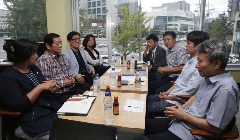 더불어민주당 금천 지역위원회 대의원·당원들이 28일 오후 서울 금천구 독산동 지역위원회 사무실에서 이번 전당대회 결과를 평가하며 대선 전략 등 당의 미래에 대해 의견을 나누고 있다. 왼쪽부터 이경옥 최만두 김철 최순남 김경완 임현택 민경우 최규엽씨. 이정아 기자 leej@hani.co.kr