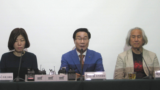 제1회 울주세계산악영화제 조직위원장인 신장열 울산 울주군수(가운데)와 추진위원장인 박재동 화백(오른쪽)이 31일 울산시청 프레스센터에서 기자회견을 열어 영화제에 대해 설명하고 있다.