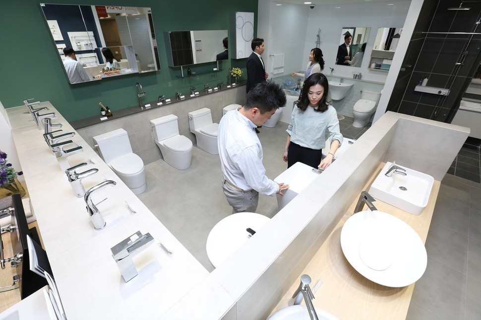 31일 홈데이 목동점을 방문한 고객들이 전시된 인테리어 제품들을 살펴보고 있다. 유진기업 제공