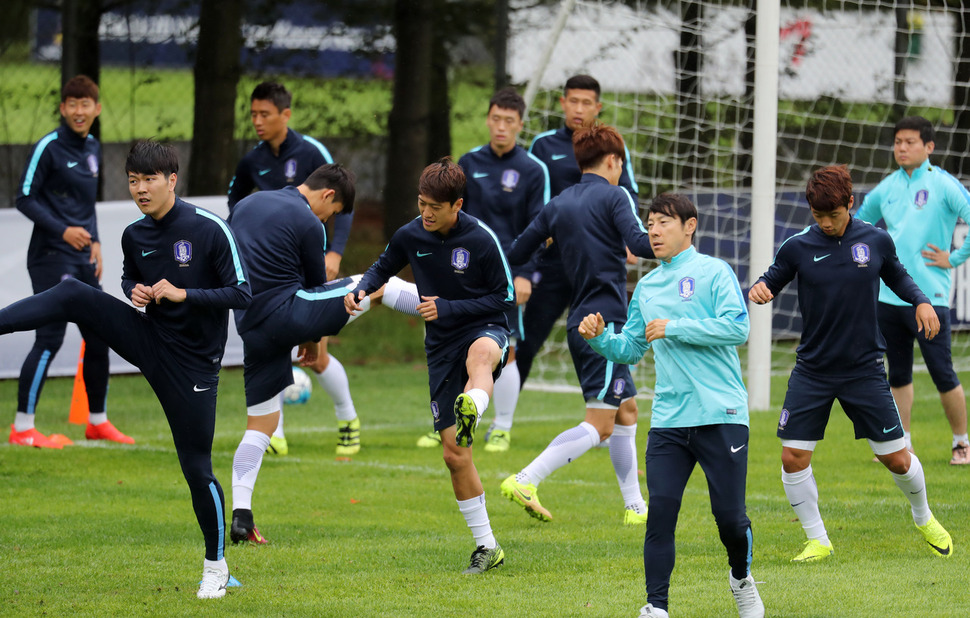 한국과 중국의 2018 러시아 월드컵 최종예선 1차전을 하루 앞둔 31일 오후 경기도 파주 국가대표트레이닝센터(NFC)에서 이청용을 비롯한 대표팀 선수들이 훈련을 하고 있다.파주/연합뉴스