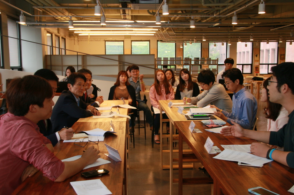 국회 저출산극복연구포럼 소속 의원들이 31일 오후 서울 은평구 서울혁신파크 오픈스페이스에서 청년들로부터 저출산 해법에 대한 의견을 듣고 있다.