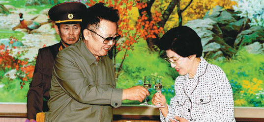 6월15일 송별 오찬장에서도 김정일은 옆 테이블에 앉아 있던 이희호를 중앙 테이블로 옮기게 배려하고 포도주로 건배를 나눴다.