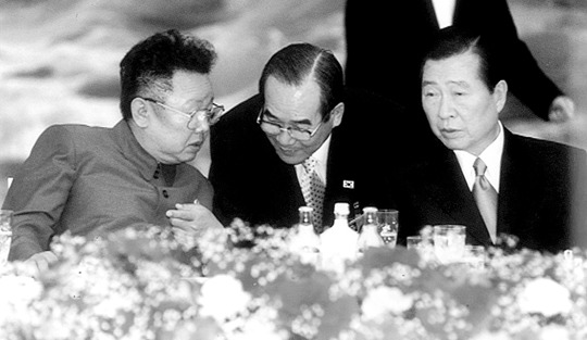 6월14일 저녁 정상회담 뒤 만찬장에서 김정일은 임동원(가운데) 국정원장을 불러 마지막 걸림돌이던 ‘금수산궁전 참배 요구를 철회한다’고 밝혔다.