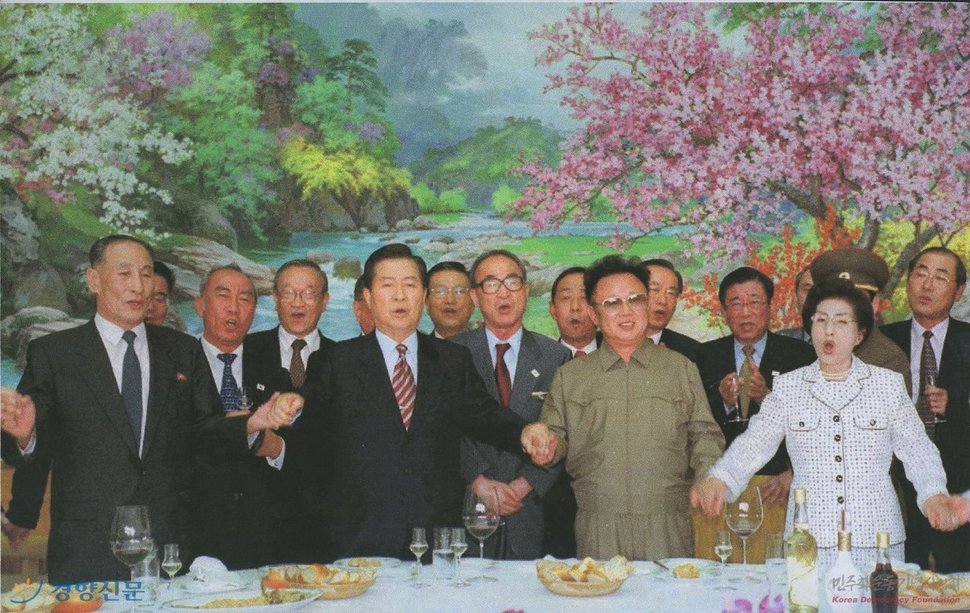2000년 6월15일 평양의 송별 오찬장에서 남과 북 대표들은 ‘작은 통일’을 이루었다. 김대중·김정일·이희호 모두 일어나 손을 잡고 흔들며 ‘우리의 소원은 통일’을 부르는 장면은 ‘6·15남북공동선언’의 상징이 됐다. <한겨레> 자료사진