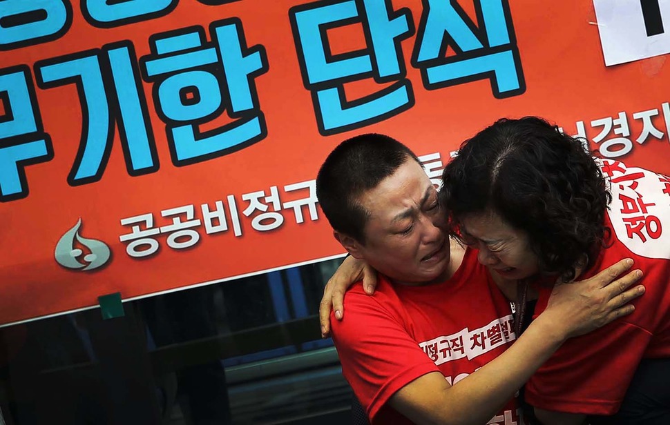 손경희 공공비정규직 노동조합 서경지부 강서지회장이 30일 낮 서울 강서구 공항동 한국공항공사 앞 버스정류장에서 노사대화를 호소하며 단식농성에 들어가기 앞서 조합원과 이야기를 나누다 눈물을 흘리고 있다. 박종식 기자 anaki@hani.co.kr