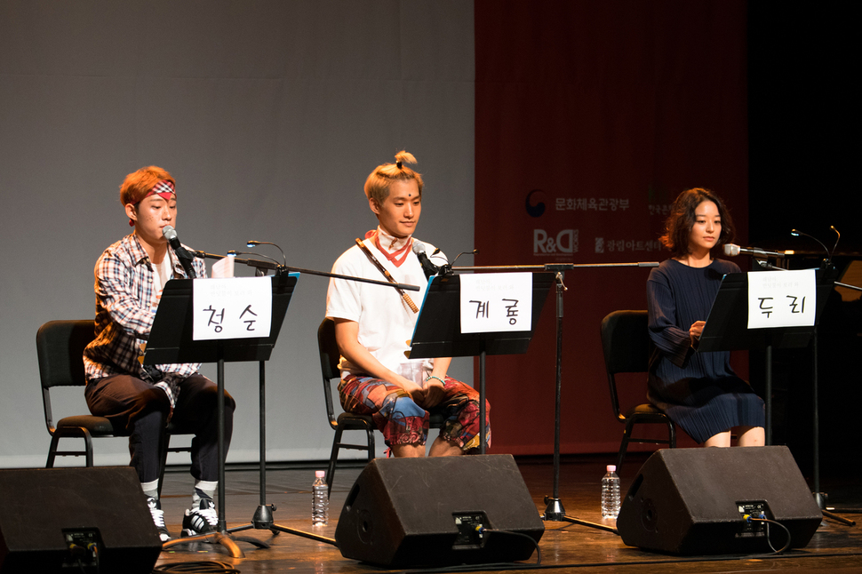 리딩 공연 중인 뮤지컬 <해담아 반딧불이 보러와>의 배우들.