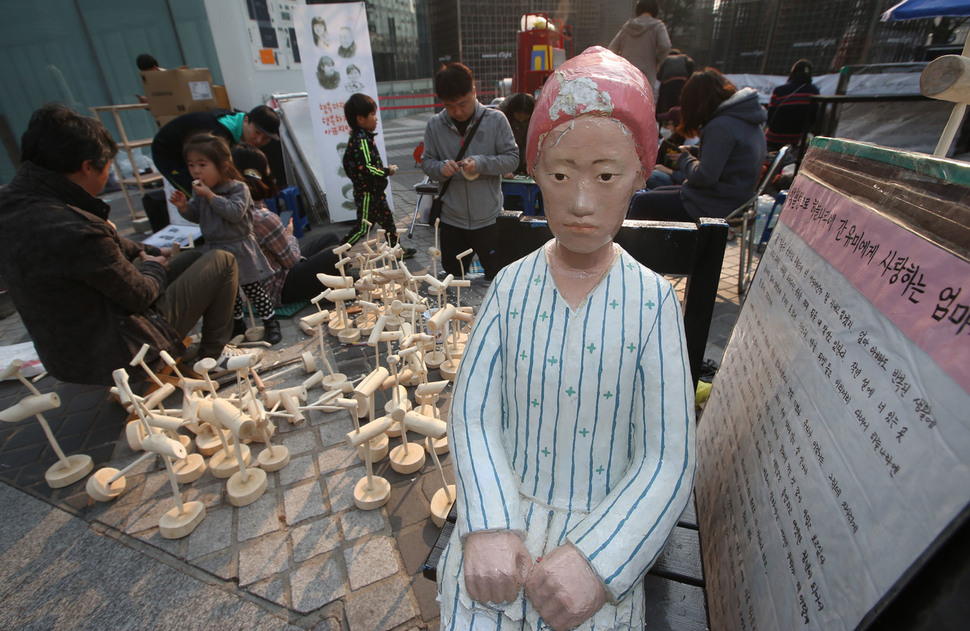 지난 3월20일 오후 서울 서초구 삼성타운 앞 반올림 농성장에 모인 활동가와 시민들이 이제까지 삼성전자 반도체 공장에 근무하다 병을 얻어 죽은 76명의 노동자를 추모하는 의미를 담은 꽃 화분과 솟대를 만들고 있다. 신소영 기자 viator@hani.co.kr