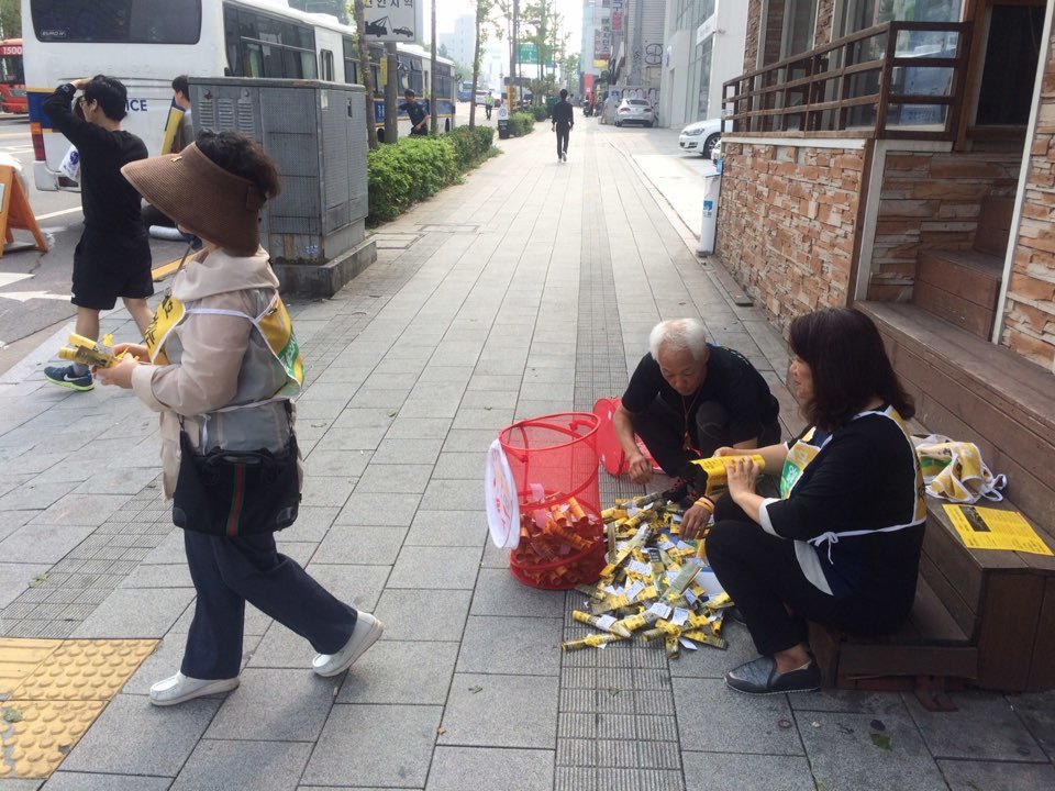 1일 오전, 서울 마포구 동교동 ’김대중 도서관’으로 향하는 도로 인근에는 풀뿌리시민네트워크와 광화문 노란 리본 공작소 등에서 활동하는 시민 30여명이 자발적으로 나와 길을 지나는 시민들에게 청문회 관련 안내문과 세월호 소식지, 노란리본 등 나눠줬다.