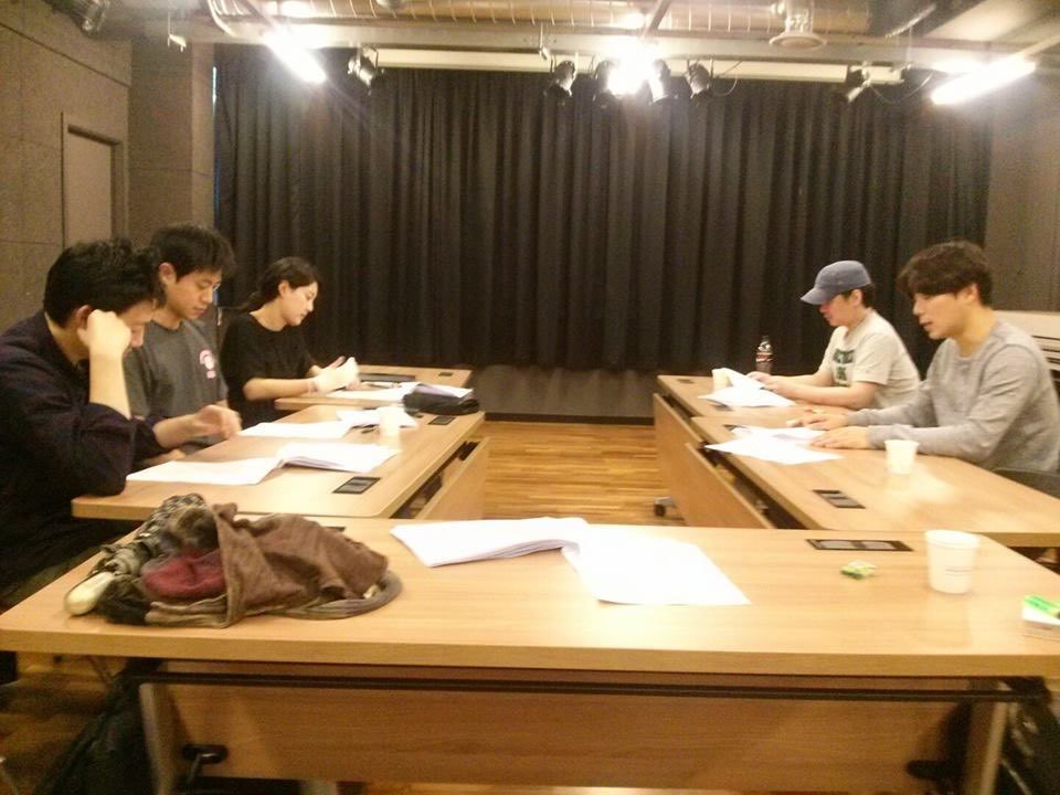 ‘사랑과 이별’을 주제로 한 기획공연 ‘서로 낭독회’에 <당신일기>로 참여하는 극단 안녕팩토리의 낭독 공연 연습 모습.