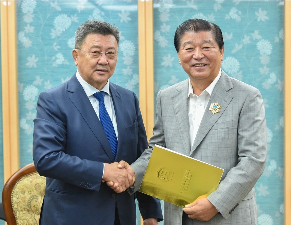 이석우(오른쪽) 경기 남양주시장이 지난 31일 몽골 집권당 대표로부터 ‘북극성훈장’을 받고 있다. 남양주시 제공