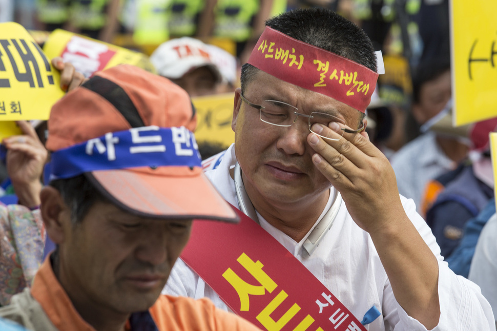 사드배치반대 김천투쟁위원회와 김천시민들이 1일 오후 서울 용산구 국방부 맞은편에서 고고도미사인체계 배치를 반대하며 집회를 열고 있다. 김성광 기자 flysg2@hani.co.kr