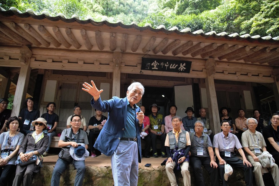 전남 강진 다산초당에서 박석무 다산연구소 이사장이 다산 사상에 대해 열강하고 있다.