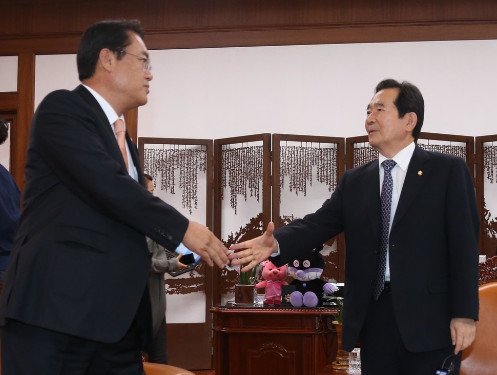 정세균 국회의장(오른쪽)이 2일 저녁 국회 의장실에서 여야 3당 원내대표를 만나 국회정상화와 추경안 처리를 논의하기에 앞서 정진석 새누리당 원내대표를 만나 손을 내밀고 있다. 이정우 선임기자 woo@hani.co.kr