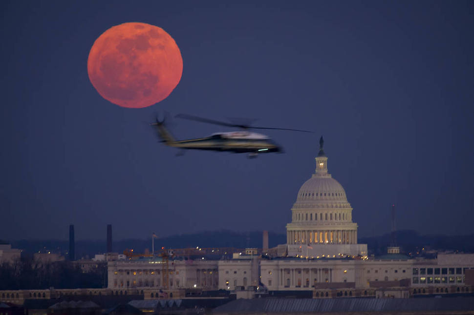 뉴턴은 달도 지구 중력에 의해 끌어당겨지며 그 힘은 거리의 제곱에 반비례한다고 생각했으나, 정확한 달의 공전 반경을 알지 못했다. 미국 워싱턴의 백악관 주변 상공을 비행하는 해군 헬기 뒤로 멀리 보름달이 떠 있다. 나사 누리집