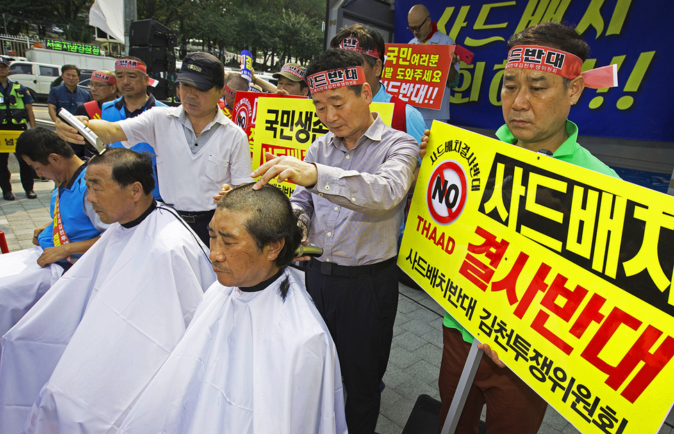 사드배치반대 김천투쟁위원과 김천시민들이 1일 낮 서울 용산구 국방부 앞에서 사드(THAAD, 고고도미사일방어체계) 배치 반대를 주장하며 삭발하고 있다. 사드배치반대 김천투쟁위원회와 박보생 김천시장은 이날 국방부에서 경북 김천시 인근 성주골프장에 사드 배치를 놓고 한민구 국방장관에게 반대 입장을 전했다. 김성광 기자 flysg2@hani.co.kr