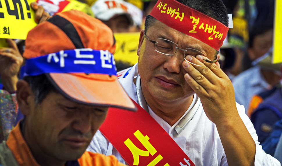 박우도 사드배치반대 김천투쟁위원회 공동위원장이 1일 오후 서울 용산구 국방부 맞은편에서 김천주민 1200여명과 함께 사드(THAAD, 고고도미사일방어체계) 배치 반대 집회에 참석해 답답한 표정을 지으며 눈물을 닦고 있다. 박 공동위원장과 박보생 김천시장은 이날 국방부에서 경북 김천시 인근 성주골프장에 사드 배치를 놓고 한민구 국방장관에게 반대 입장을 전했다. 김성광 기자 flysg2@hani.co.kr