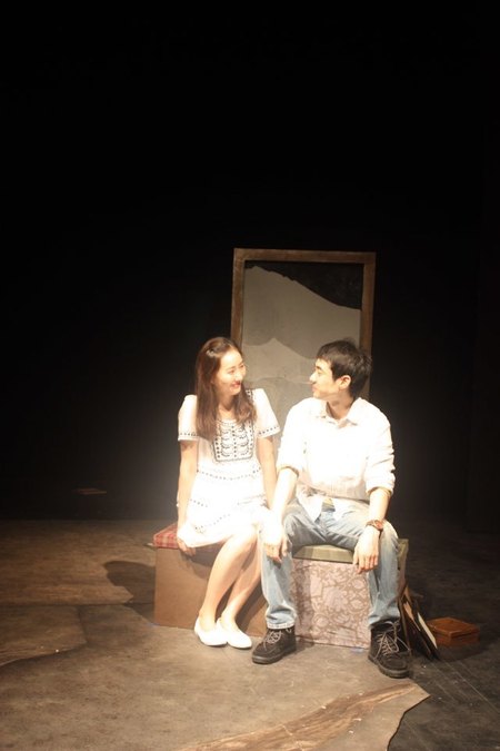 ‘사랑과 이별’을 주제로 한 기획공연 ‘서로 낭독회’에 <당신일기>로 참여하는 극단 안녕팩토리의 낭독 공연 연습 모습. 서촌공간서로 제공
