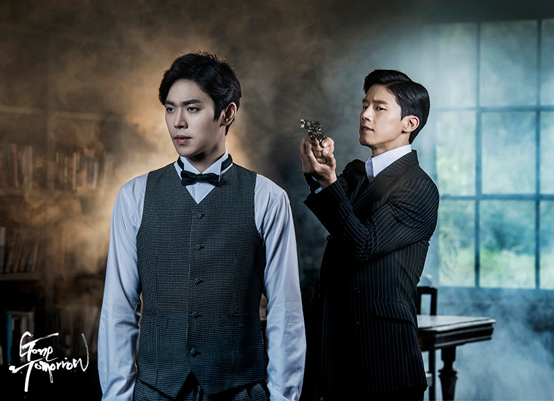 뮤지컬 ‘곤 투모로우’ 김옥균 역을 맡은 배우 이동하(왼쪽)와 홍종우 역의 김무열.
