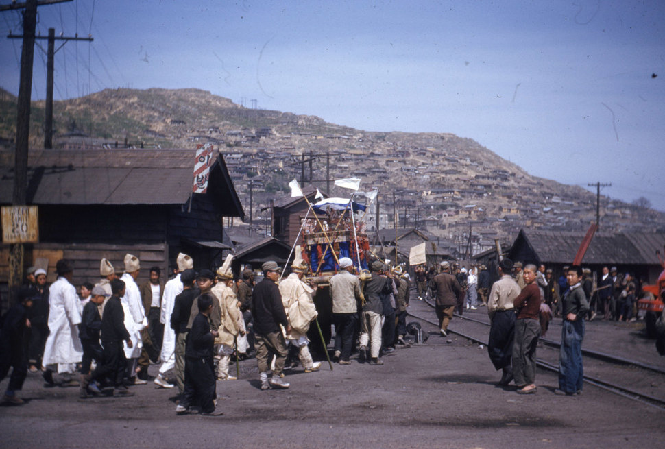 1950년대 부산 매출지의 상여 행렬.