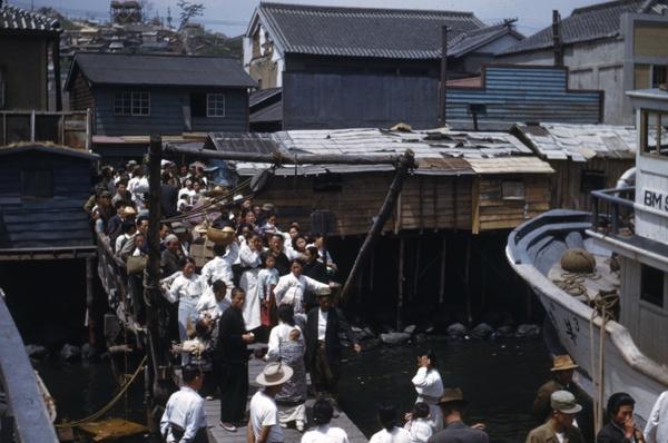 1950년대 부산 자갈치시장의 수상가옥.