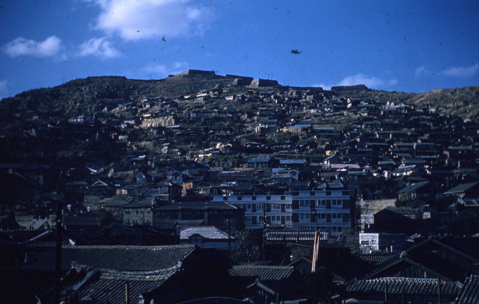 1956년 일신기독병원(가운데 흰 건물) 초창기 모습과 주변 좌천동 일대 전경.