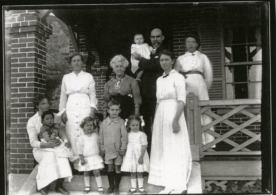 1915년 호주인 선교사 제임스 매켄지(뒷줄 오른쪽 둘째)와 가족들.