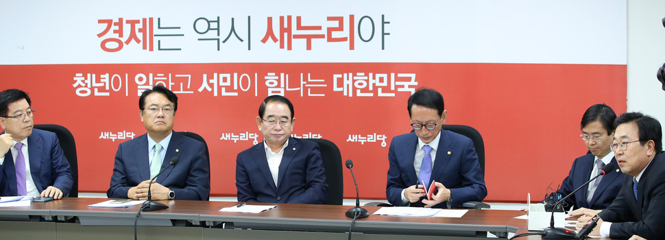 정진석 새누리당 원내대표(왼쪽에서 두번째)가 6일 오전 국회에서 열린 새누리당 원내대책회의에서 한진해운 문제 조속처리를 강조하는 서병수 부산시장(맨 오른쪽)의 발언을 듣고 있다. 연합뉴스