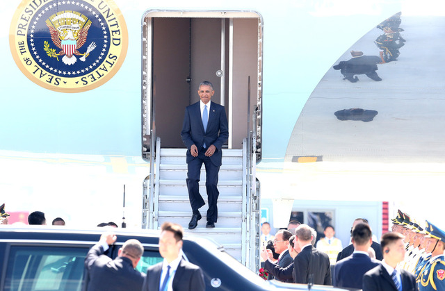 지난 3일 주요 20개국(G20) 정상회의를 위해 중국 항저우에 도착한 버락 오바마 미국 대통령이 비행기에서 내리고 있다. 항저우/신화 연합뉴스