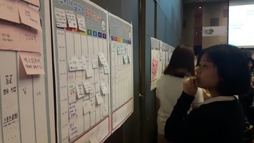 고등학교 1학년 학생이 6일 오후 서울 영등포구 그랜드컨벤션센터에서 열린 서울시교육청의 상상원탁토론회에서 학생들이 직접 짠 ’쉼이 있는 학교생활계획표’를 읽어보고 있다.