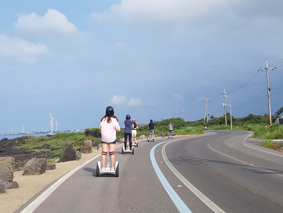 중국청년여행사 간부들이 제주시 구좌읍 김녕성세기 해안도로에서 1인용 탈것인 세그웨이 체험을 하고 있다.