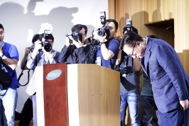 고동진 삼성전자 사장이 지난 2일 서울 중구 태평로 사옥에서 기자회견을 열어 갤럭시노트7 배터리 결함에 대해 사과하고 있다. 김명진 기자 littleprince@hani.co.kr