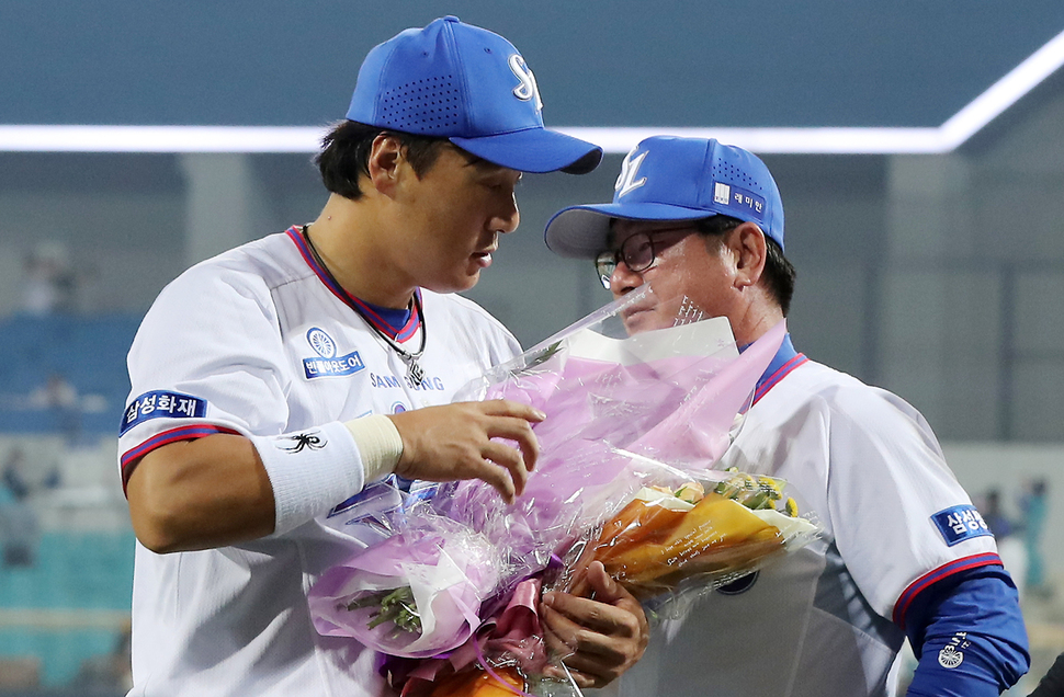 이승엽(왼쪽)이 7일 대구 삼성 라이온즈 파크에서 열린 케이티 위즈와의 경기에서 통산 2000안타를 기록한 뒤 류중일 감독의 축하를 받고 있다. 대구/연합뉴스