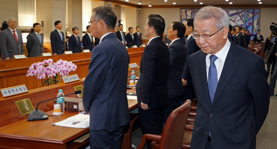 양승태 대법원장이 6일 오전 서울 서초동 대법원에서 열린 전국법원장회의에 굳은 표정으로 입장하고 있다. 김정효 기자 hyopd@hani.co.kr