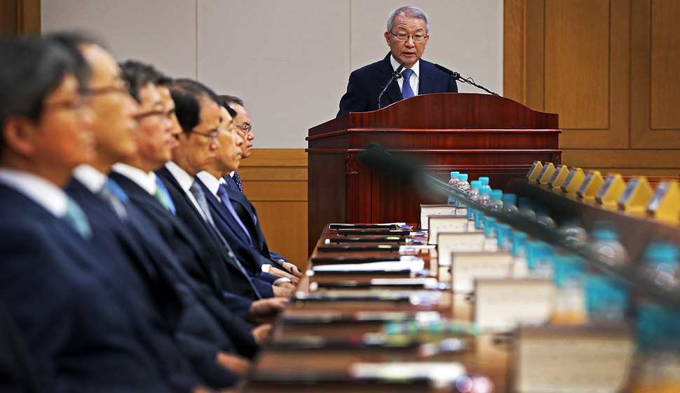 양승태 대법원장이 6일 오전 서울 서초동 대법원에서 열린 전국법원장회의에서 `부장판사 뇌물구속‘ 사건과 관련해 국민에게 사과하고 있다. 김정효 기자 hyopd@hani.co.kr