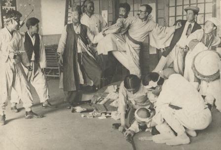 1932년 고려극장 창단 초기 러시아 블라디보스토크에서 공연한 작품. 일본 군국주의를 반대하여 싸우는 한국인들의 영웅성을 드러낸 <장평동의 횃불> 등이 있다. 고려극장 누리집