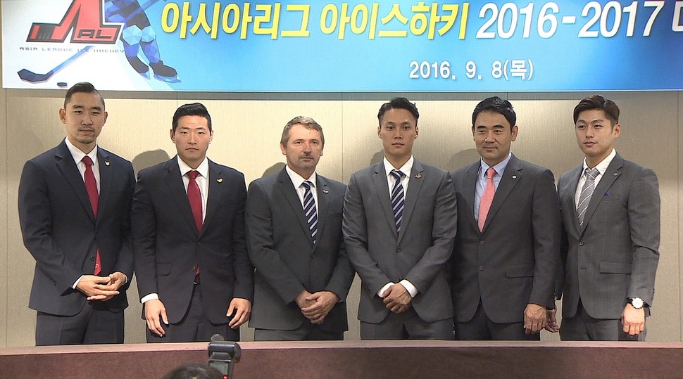8일 서울 가든호텔에서 열린 아시아리그 아이스하키 2016~2017 미디어데이에서 참가자들이 기념촬영을 하고 있다. 왼쪽부터 대명 킬러웨일즈의 송치영 감독과 김범진 주장, 안양 한라의 패트릭 마르티넥 감독과 김원중 주장, 하이원의 배영호 감독과 서신일 주장. 연합뉴스