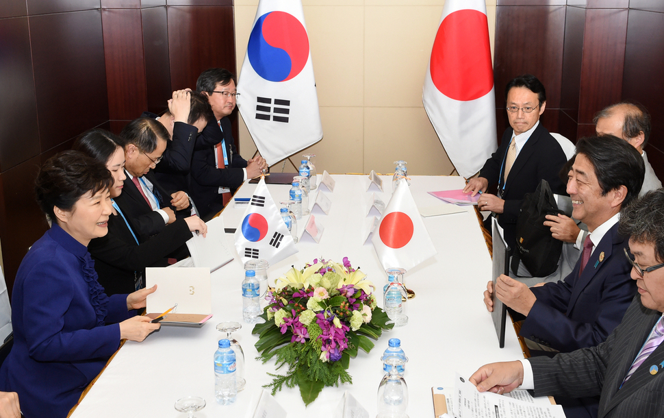 박근혜 대통령이 7일 라오스 비엔티안 국제컨벤션센터에서 아베 신조 일본 총리와 정상회담을 하기에 앞서 활짝 웃고 있다.  비엔티안(라오스)/청와대 사진기자단