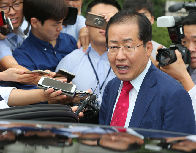 홍준표 경남도지사가 8일 오전 서울 서초동 서울중앙지법에서 고 성완종 전 경남기업 회장한테 1억원을 받은 혐의로 징역 1년6월의 실형을 선고를 받은 뒤 법정을 나서 차량에 타고 있다. 김정효 기자 hyopd@hani.co.kr