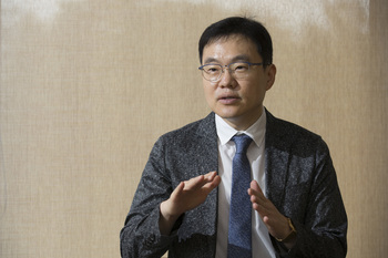 박상준 와세다대학교 국제학술원 교수가 서울대학교 교수회관에서 자신이 쓴 책 <불황터널>의 내용을 설명하고 있다. 김성광 기자 flysg2@hani.co.kr