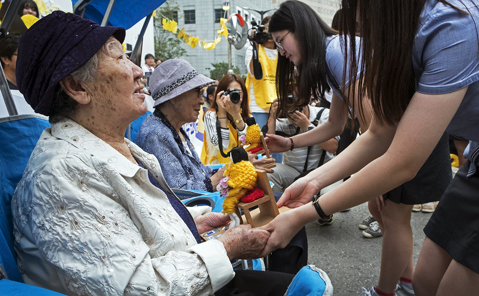 제1246차 일본군 `위안부‘ 문제해결을 위한 정기 수요시위가 열린 7일 낮 서울 종로구 일본대사관 인근에서 길원옥(왼쪽), 김복동 할머니가 학생들이 직접 만든 평화의소녀상 모형을 선물로 받고 있다. 김성광 기자 flysg2@hani.co.kr