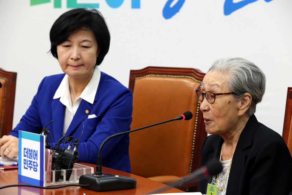 추미애 더불어민주당 대표(왼쪽)가 8일 오전 국회에서 열린 한국정신대문제협의회와의 면담에서 일본군 ‘위안부’ 피해자 김복동 할머니의 발언을 듣고 있다.   강창광 기자 chang@hani.co.kr