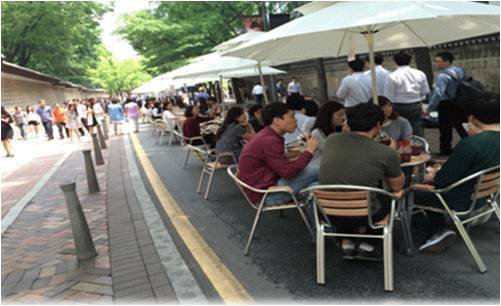 지난 2일 서울 중구 덕수궁길 보행전용거리에서 열린 ‘도시락 데이’ 행사에서 시민들이 점심을 먹고 있다. 서울시 제공