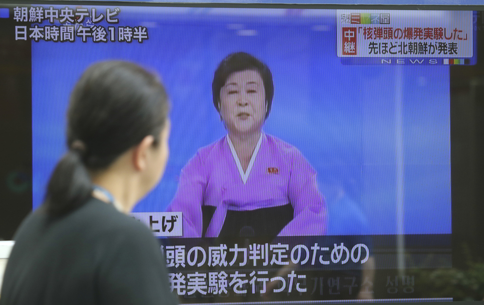 9일 일본 도쿄에서 한 여성이 북한5차 핵실험 소식을 전하는 일본 방송 뉴스를 보고 있다. 도쿄/AP 연합뉴스