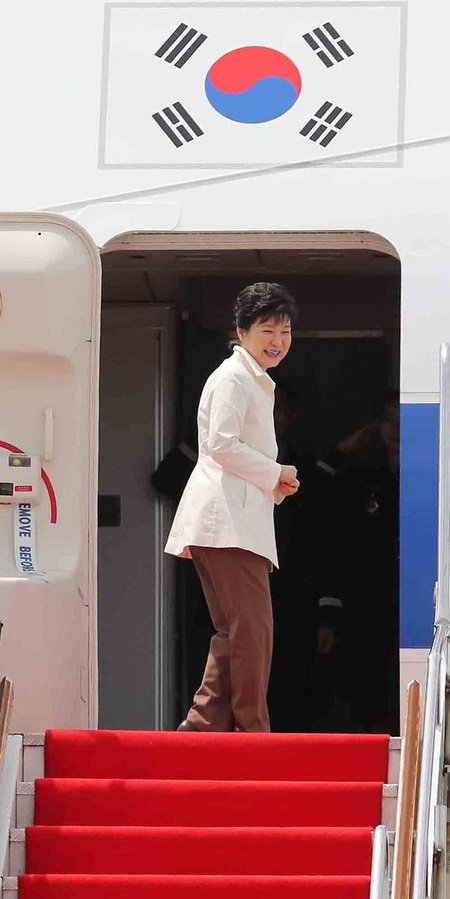 북한 핵실험으로 조기 귀국하는 박근혜 대통령이 9일 오후 (현지시각) 라오스 비엔티안 왓타이 공항에서 전용기에 오르고 있다. 비엔티안(라오스)/연합뉴스