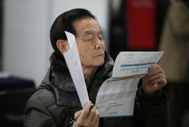 지난 2월4일 한 노인이 서울 마포구청 로비에서 열린 노인일자리 및 사회활동사업 모집 행사에서 취업자료를 살펴보고 있다. 신소영 기자 viator@hani.co.kr