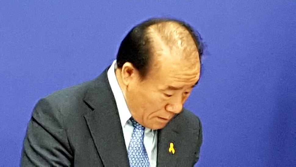 장휘국 광주시교육감이 12일 오전 광주시교육청에서 ㅅ여고에서 발생한 학교생활부 조작 사건에 대해 사죄하고 있다.