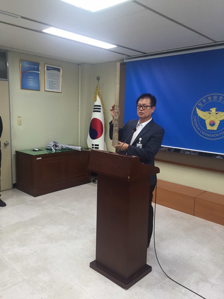 곽재표 충북 청원경찰서 수사과장이 12일 오전 지적장애인 ㄱ아무개씨의 학대 사건과 관련해 브리핑을 하고 있다.
