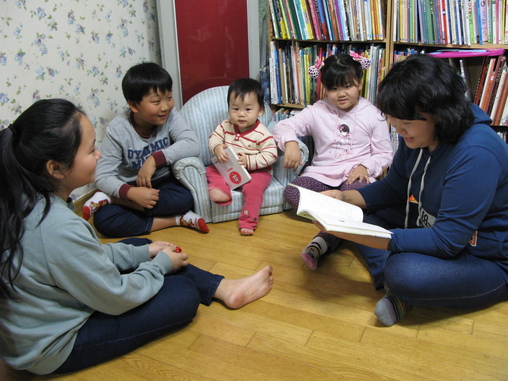 이번 추석에는 성적 이야기 대신, 책으로 아이들과 추억을 나눠보는 건 어떨까? 사진은 한 가족이 둘러앉아 함께 책을 읽는 모습이다. 김청연 기자