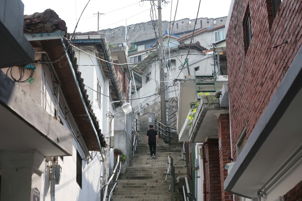 9일 오후 서울 성북구 삼선동 한양성곽 아래 마을의 골목길 계단을 주민이 올라가고 있다. 박종식 기자 anaki@hani.co.kr