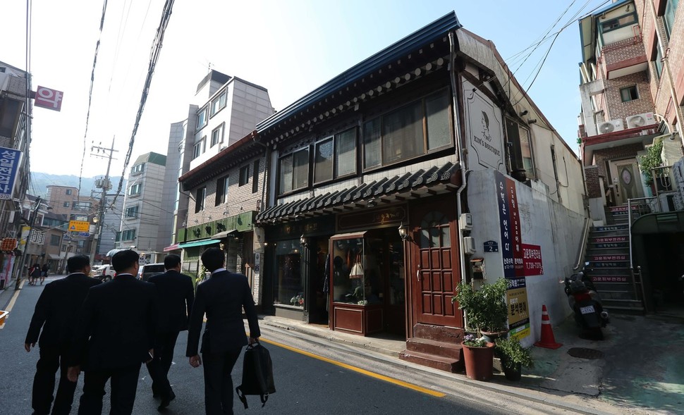 서울 서촌의 오래된 건물들 사이로 사람들이 걸어가고 있다. 박종식 기자 anaki@hani.co.kr